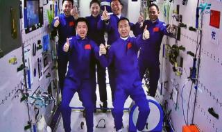 两名航天员太空互拍